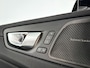 Volvo XC60 T6 Plug-in hybrid AWD Ultra Dark | Panoramadak | 360° camera | Luchtvering | Head-up display | Harman Kardon | Stoel- en stuurverwarming | Trekhaak