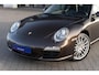 Porsche 911 997.2 3.6 Carrera PDK MK2| 2 eig. | Org.NL NAP | Youngtimer | Schuifdak | Volleder | Sportuitlaat | 19 inch | MY 2009 | Macadamia Metallic PTS | Volledig Onderhouden