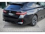 BMW 5-Serie Touring 530e xDrive | M Sportpakket | Trekhaak | Driving Assistant Professional | Parking Assistant Plus | Bowers & Wilkins Surround Sound System | Adaptieve LED koplampen | Adaptieve Cruise Controle | 20" Lichtmetaal styling 939 M Bicolor Schwarzgrau | Comfort Access System | Travel Package |