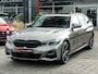 BMW 3-Serie Touring 330e xDrive High Exe M-Sport PANO HUD CAMERA MEMORY M-SPORT STOELEN OXIDGRAU BOMVOL!!