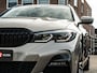 BMW 3-Serie Touring 330e xDrive High Exe M-Sport PANO HUD CAMERA MEMORY M-SPORT STOELEN OXIDGRAU BOMVOL!!