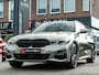 BMW 3-Serie Touring 330e xDrive High Exe M-Sport PANO HUD CAMERA MEMORY M-SPORT STOELEN OXIDGRAU BOMVOL!!