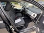 Toyota Yaris 1.5 HYBRID ASPIRATION TREKHAAK CLIMA CRUISE CAMERA BLUETOOTH 15'' LM-VELGEN NL-AUTO PRIVACY GLASS