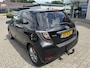 Toyota Yaris 1.5 HYBRID ASPIRATION TREKHAAK CLIMA CRUISE CAMERA BLUETOOTH 15'' LM-VELGEN NL-AUTO PRIVACY GLASS