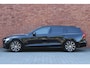 Volvo V60 2.0 T8 Plug-in hybrid AWD Plus Dark | Panoramisch schuif-/ kanteldak | Elektrisch verstelbare voorstoelen met geheugenfunctie | Harman Kardon | Trekhaak, inklapbaar | 18 inch. lichtmetalen velgen | All-season banden | Stoel-/ stuurwielverwarming | Verwarmde achterbank | Pilot assist | BLIS