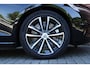 Volvo V60 2.0 T8 Plug-in hybrid AWD Plus Dark | Panoramisch schuif-/ kanteldak | Elektrisch verstelbare voorstoelen met geheugenfunctie | Harman Kardon | Trekhaak, inklapbaar | 18 inch. lichtmetalen velgen | All-season banden | Stoel-/ stuurwielverwarming | Verwarmde achterbank | Pilot assist | BLIS
