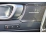 Volvo EX40 Extended Range Ultra Black Ed. 82 kWh - Panorama/schuifdak - IntelliSafe Assist & Surround - 360º Camera - Harman/Kardon audio - Adaptieve LED koplampen - Verwarmde voorstoelen & stuur - Parkeersensoren voor & achter - Elektr. bedienb. voorstoelen met geheugen links - Draadloze tel. lader - Warmtepomp - Extra getint glas - 20' LMV