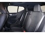 Volvo EX40 Extended Range Ultra Black Ed. 82 kWh - Panorama/schuifdak - IntelliSafe Assist & Surround - 360º Camera - Harman/Kardon audio - Adaptieve LED koplampen - Verwarmde voorstoelen & stuur - Parkeersensoren voor & achter - Elektr. bedienb. voorstoelen met geheugen links - Draadloze tel. lader - Warmtepomp - Extra getint glas - 20' LMV