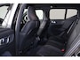 Volvo EX40 Extended Range Ultra Black Ed. 82 kWh - Panorama/schuifdak - IntelliSafe Assist & Surround - 360º Camera - Harman/Kardon audio - Adaptieve LED koplampen - Verwarmde voorstoelen & stuur - Parkeersensoren voor & achter - Elektr. bedienb. voorstoelen met geheugen links - Draadloze tel. lader - Warmtepomp - Extra getint glas - 20' LMV
