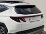 Hyundai Tucson 1.6 T-GDI PHEV Premium Sky 4WD / Accu SoH 100 % / Panorama schuifdak / Wit leder / HUD / Camera / Elektr. stoelen & klep / Stoelventilatie / Stuur-, stoel- en achterbankverwarming /19" LM wielen & All Season banden /