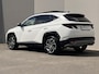Hyundai Tucson 1.6 T-GDI PHEV Premium Sky 4WD / Accu SoH 100 % / Panorama schuifdak / Wit leder / HUD / Camera / Elektr. stoelen & klep / Stoelventilatie / Stuur-, stoel- en achterbankverwarming /19" LM wielen & All Season banden /