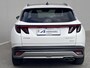 Hyundai Tucson 1.6 T-GDI PHEV Premium Sky 4WD / Accu SoH 100 % / Panorama schuifdak / Wit leder / HUD / Camera / Elektr. stoelen & klep / Stoelventilatie / Stuur-, stoel- en achterbankverwarming /19" LM wielen & All Season banden /