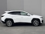 Hyundai Tucson 1.6 T-GDI PHEV Premium Sky 4WD / Accu SoH 100 % / Panorama schuifdak / Wit leder / HUD / Camera / Elektr. stoelen & klep / Stoelventilatie / Stuur-, stoel- en achterbankverwarming /19" LM wielen & All Season banden /
