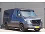 Mercedes-Benz Sprinter 319 3.0 CDI V6 L2H1 MARGE! AUT. LED, 2X SCHUIFDEUR, 3.5T TREKHAAK, LEDER, ADAPT. CRUISE, 360 CAMERA, NAVI, CLIMA, STOELVERWARMING