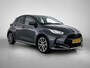 Toyota Yaris 1.5 Hybrid Executive | Lichte kleur half lederen bekleding | Dodehoek detectie | Head-Up Display | Stoel+Stuurverwarming | Parkeersensoren voor+achter | Navigatie | Apple CarPlay/Android Auto |