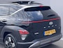 Hyundai Kona 1.6 GDI HEV Premium Sky / Fabrieksgarantie tot 10-2028 / Schuifdak / Leder / Camera 360° / Elektr. stoelen en klep / Stoelventilatie / Stuur-, stoel- en achterbankverwarming / Navi / Apple Carplay Android / 18"  LM wielen /