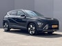 Hyundai Kona 1.6 GDI HEV Premium Sky / Fabrieksgarantie tot 10-2028 / Schuifdak / Leder / Camera 360° / Elektr. stoelen en klep / Stoelventilatie / Stuur-, stoel- en achterbankverwarming / Navi / Apple Carplay Android / 18"  LM wielen /