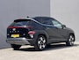 Hyundai Kona 1.6 GDI HEV Premium Sky / Fabrieksgarantie tot 10-2028 / Schuifdak / Leder / Camera 360° / Elektr. stoelen en klep / Stoelventilatie / Stuur-, stoel- en achterbankverwarming / Navi / Apple Carplay Android / 18"  LM wielen /