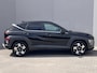 Hyundai Kona 1.6 GDI HEV Premium Sky / Fabrieksgarantie tot 10-2028 / Schuifdak / Leder / Camera 360° / Elektr. stoelen en klep / Stoelventilatie / Stuur-, stoel- en achterbankverwarming / Navi / Apple Carplay Android / 18"  LM wielen /