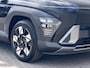 Hyundai Kona 1.6 GDI HEV Premium Sky / Fabrieksgarantie tot 10-2028 / Schuifdak / Leder / Camera 360° / Elektr. stoelen en klep / Stoelventilatie / Stuur-, stoel- en achterbankverwarming / Navi / Apple Carplay Android / 18"  LM wielen /