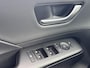 Hyundai Kona 1.6 GDI HEV Premium Sky / Fabrieksgarantie tot 10-2028 / Schuifdak / Leder / Camera 360° / Elektr. stoelen en klep / Stoelventilatie / Stuur-, stoel- en achterbankverwarming / Navi / Apple Carplay Android / 18"  LM wielen /