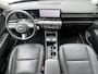 Hyundai Kona 1.6 GDI HEV Premium Sky / Fabrieksgarantie tot 10-2028 / Schuifdak / Leder / Camera 360° / Elektr. stoelen en klep / Stoelventilatie / Stuur-, stoel- en achterbankverwarming / Navi / Apple Carplay Android / 18"  LM wielen /