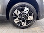 Hyundai Kona 1.6 GDI HEV Premium Sky / Fabrieksgarantie tot 10-2028 / Schuifdak / Leder / Camera 360° / Elektr. stoelen en klep / Stoelventilatie / Stuur-, stoel- en achterbankverwarming / Navi / Apple Carplay Android / 18"  LM wielen /