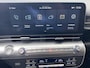 Hyundai Kona 1.6 GDI HEV Premium Sky / Fabrieksgarantie tot 10-2028 / Schuifdak / Leder / Camera 360° / Elektr. stoelen en klep / Stoelventilatie / Stuur-, stoel- en achterbankverwarming / Navi / Apple Carplay Android / 18"  LM wielen /