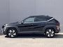 Hyundai Kona 1.6 GDI HEV Premium Sky / Fabrieksgarantie tot 10-2028 / Schuifdak / Leder / Camera 360° / Elektr. stoelen en klep / Stoelventilatie / Stuur-, stoel- en achterbankverwarming / Navi / Apple Carplay Android / 18"  LM wielen /