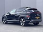 Hyundai Kona 1.6 GDI HEV Premium Sky / Fabrieksgarantie tot 10-2028 / Schuifdak / Leder / Camera 360° / Elektr. stoelen en klep / Stoelventilatie / Stuur-, stoel- en achterbankverwarming / Navi / Apple Carplay Android / 18"  LM wielen /