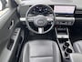 Hyundai Kona 1.6 GDI HEV Premium Sky / Fabrieksgarantie tot 10-2028 / Schuifdak / Leder / Camera 360° / Elektr. stoelen en klep / Stoelventilatie / Stuur-, stoel- en achterbankverwarming / Navi / Apple Carplay Android / 18"  LM wielen /