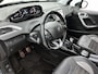Peugeot 2008 SUV Allure 110pk | Lage kilometerstand! | Navigatie | Achteruitrijcamera | Climate Control | Cruise Control | Parkeersensoren | Half lederen sportstoelen | Apple Carplay / Android Auto | Bluetooth | Elektrisch inklapbare spiegels | Automatisch dimlicht | Regensensor | Donker getint glas | Dealeronderhouden | 16" lichtmetalen velgen |