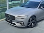 Volvo V90 2.0 T8 Plug-in hybrid AWD Ultimate Dark Volvo V90 2.0 T8 Recharge AWD Ultimate Dark / Pano. dak / Trekhaak / Harman kardon / Elek. verstelbare stoelen / Voor+achter+stuur verwarmd / Leder / Head-up display /