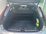 Volvo V90 2.0 T8 Plug-in hybrid AWD Ultimate Dark Volvo V90 2.0 T8 Recharge AWD Ultimate Dark / Pano. dak / Trekhaak / Harman kardon / Elek. verstelbare stoelen / Voor+achter+stuur verwarmd / Leder / Head-up display /