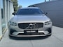 Volvo V90 2.0 T8 Plug-in hybrid AWD Ultimate Dark Volvo V90 2.0 T8 Recharge AWD Ultimate Dark / Pano. dak / Trekhaak / Harman kardon / Elek. verstelbare stoelen / Voor+achter+stuur verwarmd / Leder / Head-up display /