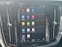 Volvo V90 2.0 T8 Plug-in hybrid AWD Ultimate Dark Volvo V90 2.0 T8 Recharge AWD Ultimate Dark / Pano. dak / Trekhaak / Harman kardon / Elek. verstelbare stoelen / Voor+achter+stuur verwarmd / Leder / Head-up display /