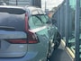 Volvo V90 2.0 T8 Plug-in hybrid AWD Ultimate Dark Volvo V90 2.0 T8 Recharge AWD Ultimate Dark / Pano. dak / Trekhaak / Harman kardon / Elek. verstelbare stoelen / Voor+achter+stuur verwarmd / Leder / Head-up display /