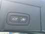 Volvo V90 2.0 T8 Plug-in hybrid AWD Ultimate Dark Volvo V90 2.0 T8 Recharge AWD Ultimate Dark / Pano. dak / Trekhaak / Harman kardon / Elek. verstelbare stoelen / Voor+achter+stuur verwarmd / Leder / Head-up display /