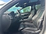 Volvo V90 2.0 T8 Plug-in hybrid AWD Ultimate Dark Volvo V90 2.0 T8 Recharge AWD Ultimate Dark / Pano. dak / Trekhaak / Harman kardon / Elek. verstelbare stoelen / Voor+achter+stuur verwarmd / Leder / Head-up display /