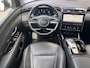 Hyundai Tucson 1.6 T-GDI PHEV Premium 4WD / Dealer onderhouden / Accu SoH 100 %/ 1.350 kg trekgewicht / Leder / Navigatie / Electr. stoelen & klep / Stoelventilatie / Stuur-, stoel- & achterbankverwarming / 19" LM wielen /