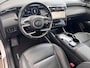 Hyundai Tucson 1.6 T-GDI PHEV Premium 4WD / Dealer onderhouden / Accu SoH 100 %/ 1.350 kg trekgewicht / Leder / Navigatie / Electr. stoelen & klep / Stoelventilatie / Stuur-, stoel- & achterbankverwarming / 19" LM wielen /