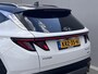Hyundai Tucson 1.6 T-GDI PHEV Premium 4WD / Dealer onderhouden / Accu SoH 100 %/ 1.350 kg trekgewicht / Leder / Navigatie / Electr. stoelen & klep / Stoelventilatie / Stuur-, stoel- & achterbankverwarming / 19" LM wielen /