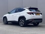 Hyundai Tucson 1.6 T-GDI PHEV Premium 4WD / Dealer onderhouden / Accu SoH 100 %/ 1.350 kg trekgewicht / Leder / Navigatie / Electr. stoelen & klep / Stoelventilatie / Stuur-, stoel- & achterbankverwarming / 19" LM wielen /