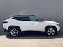 Hyundai Tucson 1.6 T-GDI PHEV Premium 4WD / Dealer onderhouden / Accu SoH 100 %/ 1.350 kg trekgewicht / Leder / Navigatie / Electr. stoelen & klep / Stoelventilatie / Stuur-, stoel- & achterbankverwarming / 19" LM wielen /