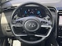 Hyundai Tucson 1.6 T-GDI PHEV Premium 4WD / Dealer onderhouden / Accu SoH 100 %/ 1.350 kg trekgewicht / Leder / Navigatie / Electr. stoelen & klep / Stoelventilatie / Stuur-, stoel- & achterbankverwarming / 19" LM wielen /