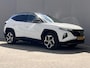 Hyundai Tucson 1.6 T-GDI PHEV Premium 4WD / Dealer onderhouden / Accu SoH 100 %/ 1.350 kg trekgewicht / Leder / Navigatie / Electr. stoelen & klep / Stoelventilatie / Stuur-, stoel- & achterbankverwarming / 19" LM wielen /