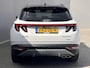 Hyundai Tucson 1.6 T-GDI PHEV Premium 4WD / Dealer onderhouden / Accu SoH 100 %/ 1.350 kg trekgewicht / Leder / Navigatie / Electr. stoelen & klep / Stoelventilatie / Stuur-, stoel- & achterbankverwarming / 19" LM wielen /