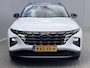 Hyundai Tucson 1.6 T-GDI PHEV Premium 4WD / Dealer onderhouden / Accu SoH 100 %/ 1.350 kg trekgewicht / Leder / Navigatie / Electr. stoelen & klep / Stoelventilatie / Stuur-, stoel- & achterbankverwarming / 19" LM wielen /