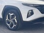 Hyundai Tucson 1.6 T-GDI PHEV Premium 4WD / Dealer onderhouden / Accu SoH 100 %/ 1.350 kg trekgewicht / Leder / Navigatie / Electr. stoelen & klep / Stoelventilatie / Stuur-, stoel- & achterbankverwarming / 19" LM wielen /