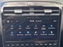 Hyundai Tucson 1.6 T-GDI PHEV Premium 4WD / Dealer onderhouden / Accu SoH 100 %/ 1.350 kg trekgewicht / Leder / Navigatie / Electr. stoelen & klep / Stoelventilatie / Stuur-, stoel- & achterbankverwarming / 19" LM wielen /